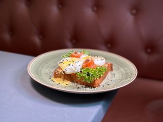 Яйця пашот з лососем та авокадо (215g)