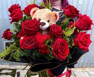 buchet trandafiri rosii si ursulet