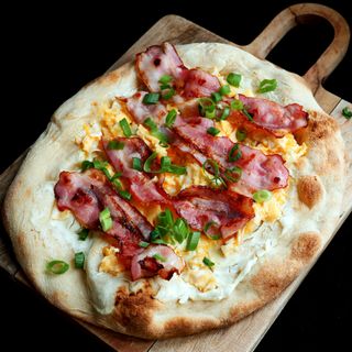 PINSA ŚNIADANIOWA Z JAJECZNICĄ