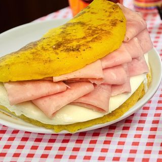 Cachapa De Jamón Y Queso