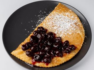 Чебурек з вишнями (200g)