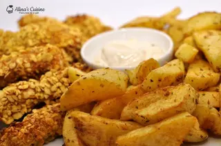 Mini crispy de pui, cartofi prăjiți si sosul casei