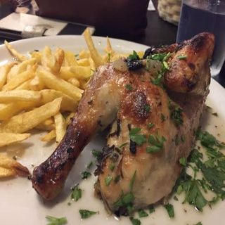 Oilasko Ennea Entsalada Eta Patatekin