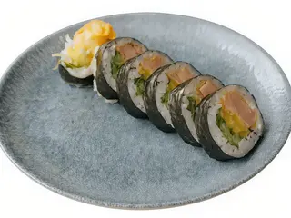 Futomaki z tuńczykiem w tempurze i mango