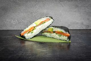 SUSHI SANDWICH z surowym łososiem, avocado i serkiem