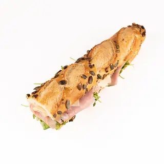 Mortadela italiana, parmesano, aceite trufa (baguette de pipas de calabaza)