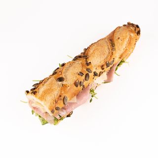 Mortadela italiana, parmesano, aceite trufa (baguette de pipas de calabaza)