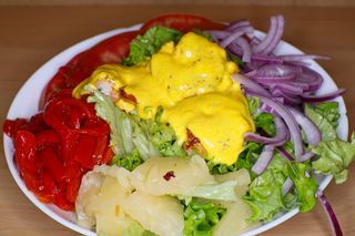 Ensalada Tibia De Langostinos Con Salsa De Queso (1/2 Ración)