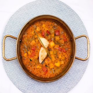 Arroz Con Chipirones Y Verduritas De Temporada. Ración