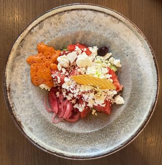 Традиционна балканска салата с фермерско сирене