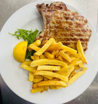 BRACIOLA DI MAIALE + PATATINE TAGLIATA AL COLTELLO