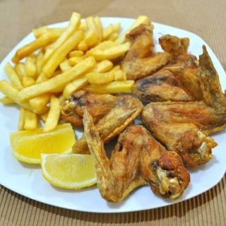 Plato De Alitas De Pollo Al Horno (6 Uds.) Con Patatas