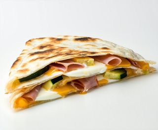 Piadina con cotto, zucchine, melanzane e mozzarella