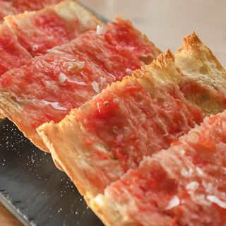 Pan de coca con tomate 