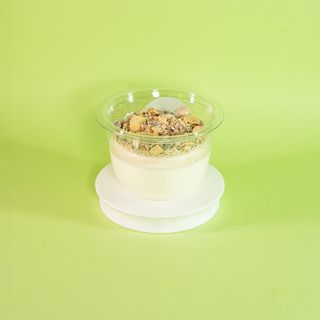 YOGUR NATURAL CON MUESLI Y FRUTA TEMPORADA