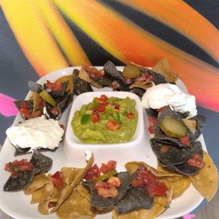 Nacho De Totopos Con Guacamole De La Casa