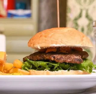 Burger lepinji sa pomfritom