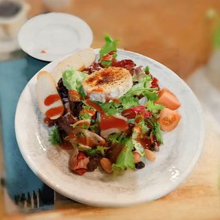 Mezclum de ensaladas con queso de cabra con mermelada de fresa