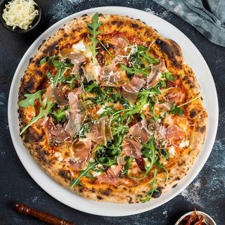 Піца з прошуто та вяленими томатами