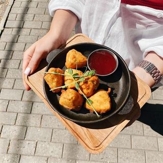 Сир Камамбер з ягідним соусом