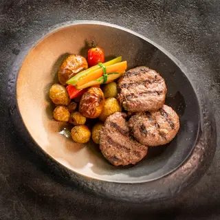 Телешки кюфтенца със свежи салати и BBQ сос