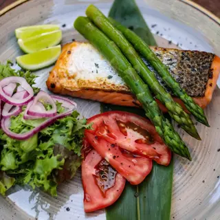 Salmón Noruego A La Plancha Con Ensalada