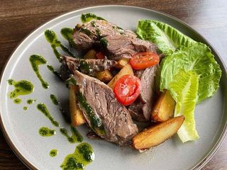 Телячі щічки з картоплею по-селянськи (300g)