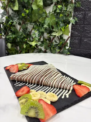 Clătită Nutella + căpșuni + banana + kiwi