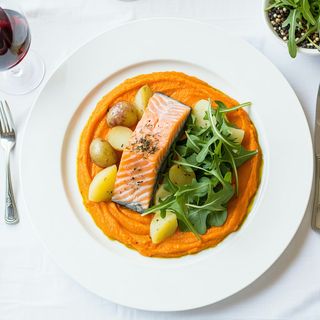 Łosoś pieczony z puree marchewkowym 200g