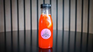 Limonadă cu gust de soc sau căpșuni