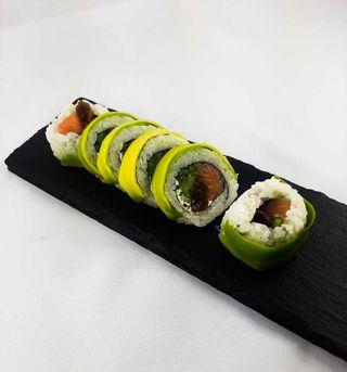 08.Uramaki z łososiem owinięty awokado 6szt.