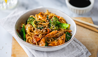 3228 Пържени спагети с пилешко и зеленчуци + Кола кен