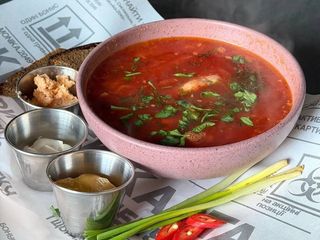 БОРЩ НА РЕБРІ, САЛОМ ТА СМЕТАНОЮ (550g)