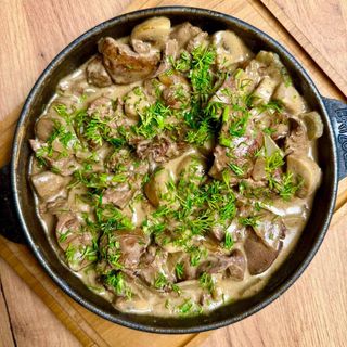 Пательня печінка, гриби, вершки 