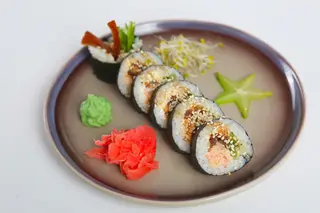 Futomaki Łosoś grillowany z sosem kabayaki i migdałami
