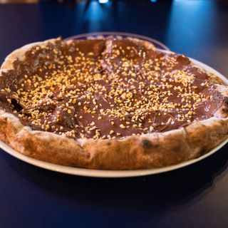 Pizza al cacao con nuttela e granella di nocciole