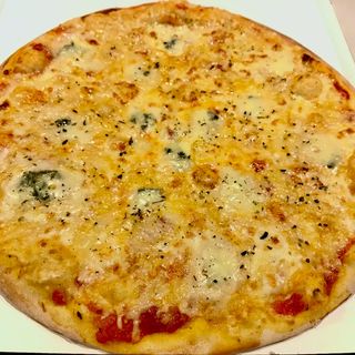 Pizza 4 Queijos 33cm (8 fatias) e oferta 1 Litro Coca Cola Tradicional