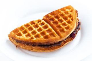 Waffle cu Nutella, visine si migdale