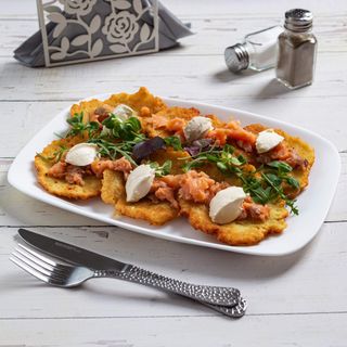 Placki ziemniaczane z łososiem i serkiem śmietankowym