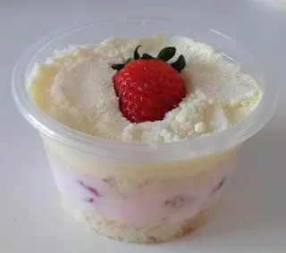 Bolo de pote Ninho com GELEIA DE MORANGOS ARTESANAL.