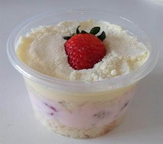 Bolo de pote Ninho com GELEIA DE MORANGOS ARTESANAL.