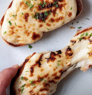 Scamorza gratinado con champiñones y anchoas