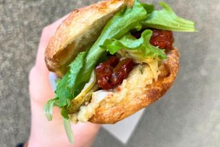 Hummus di ceci, carciofi, pomodori secchi e lattughino - media