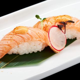 Nigiri salmone flambé
