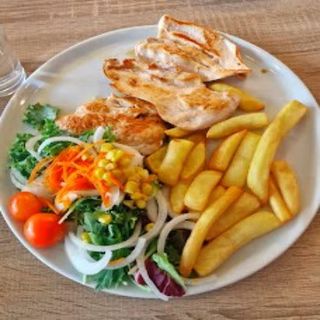 Pechuga de pollo + patatas + ensalada