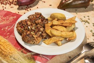 Pastrama din pulpa de pui cu garnitura