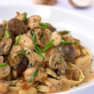 Шампиньоны в сливочном соусе