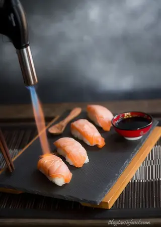 26.- Nigiri Salmón Flameado (4 Pzs.)