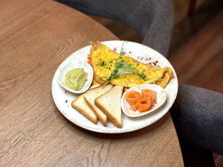 Омлет з слабосоленим лососем, гуакамоле та грінками (180/30/30g)