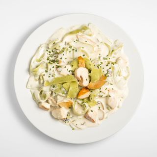 Tjestenina s piletinom u umaku od šampinjona